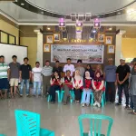 Mahasiswa KKN Tematik Gelombang 115 Universitas Hasanuddin berfoto bersama aparat desa dan warga Desa Anabannae usai sosialisasi budidaya maggot dan pembagian bibit pohon sebagai langkah nyata pengelolaan sampah organik dan gerakan penghijauan di Kabupaten Sidenreng Rappang.